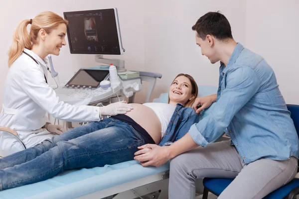 Sonógrafo examinando el vientre embarazada — Foto de Stock