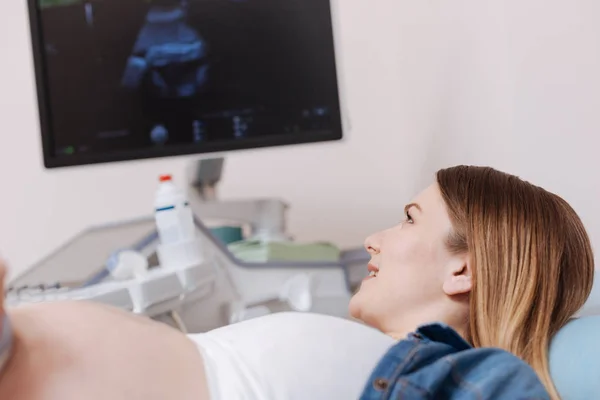 Mulher recebendo ultra-som varredura da barriga — Fotografia de Stock