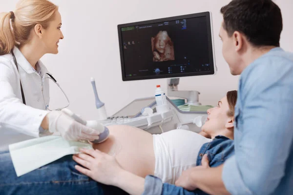 Médico fornecendo monitoramento de ultra-som para grávidas — Fotografia de Stock