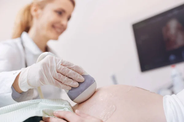 Praticante examinar barriga grávida — Fotografia de Stock