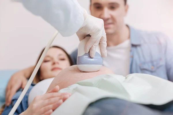 Mother getting ultrasound examination — Stock Photo, Image