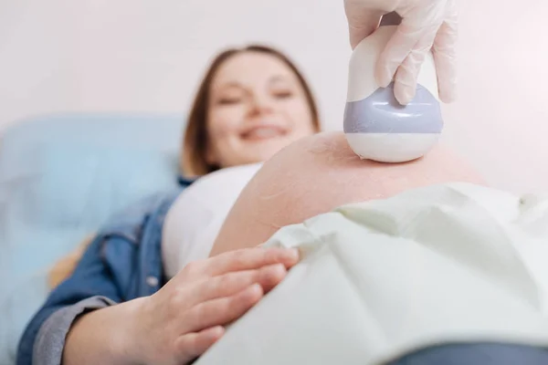 Madre consiguiendo ultrasonido abdomen escaneado — Foto de Stock