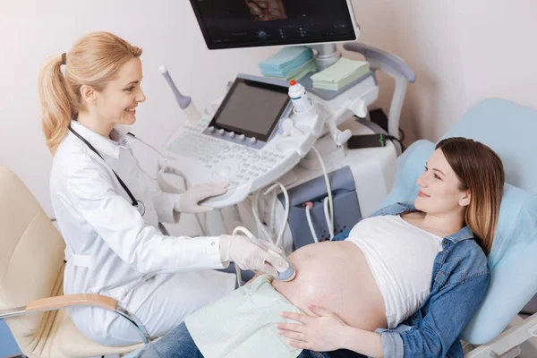 Mujer embarazada consiguiendo exploración del vientre — Foto de Stock