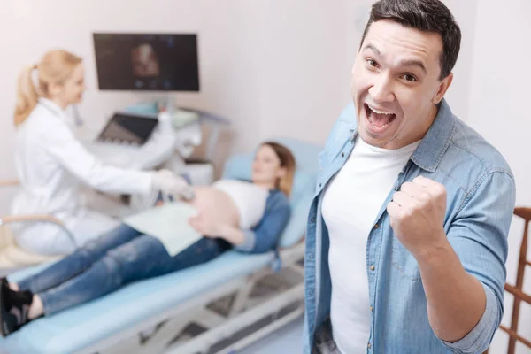 Homem feliz no gabinete de sonografia — Fotografia de Stock