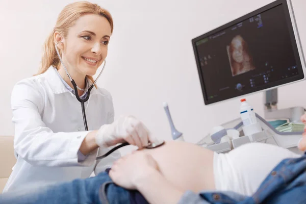 Gynecologist examining fetus heart beating — Stock Photo, Image