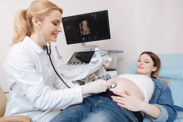 Förlossningsläkaren med stetoskop för checkup — Stockfoto