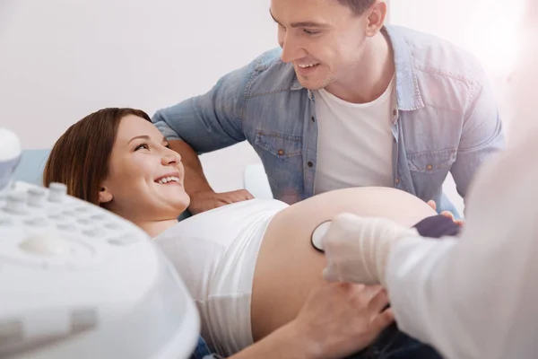 Koca destekleyici hamile karı — Stok fotoğraf