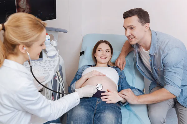 Будущий молодой отец поддерживает беременную жену — стоковое фото