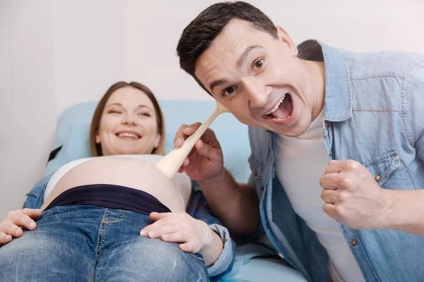 Man listening to the fetus heart beating — Stock Photo, Image