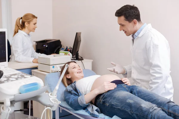 Doktorlar hamile karnına sağlayan — Stok fotoğraf