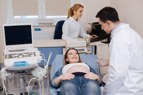 Врачи консультируют беременных пациентов
 