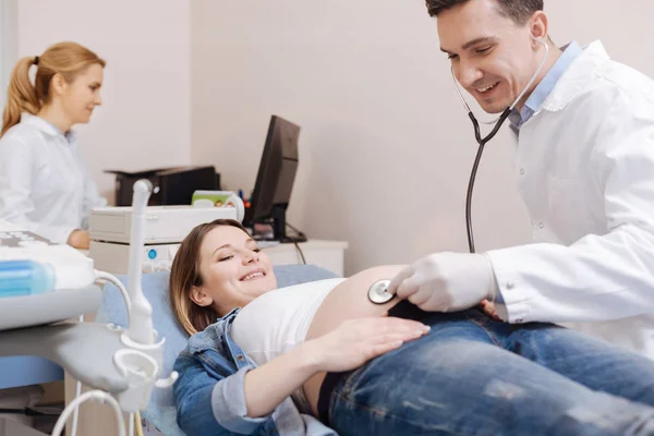 Obstetras que fornecem exame de paciente grávida — Fotografia de Stock