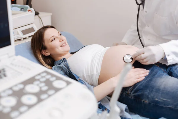 Patienten att få magen checkup — Stockfoto