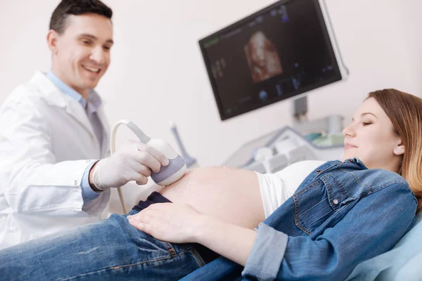 Médico que fornece ultra-som paciente grávida — Fotografia de Stock