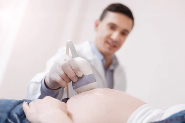 Ginekolog memberikan ultrasound hamil — Stok Foto