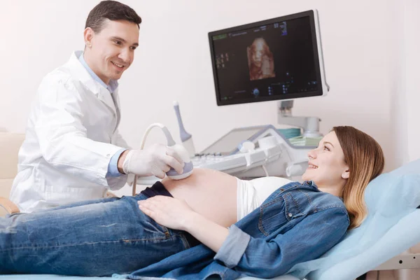 Doktor ultrasonla için tıbbi cihazlar kullanılıyor — Stok fotoğraf