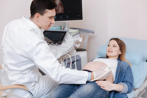 Medico utilizzando la macchina ad ultrasuoni — Foto Stock