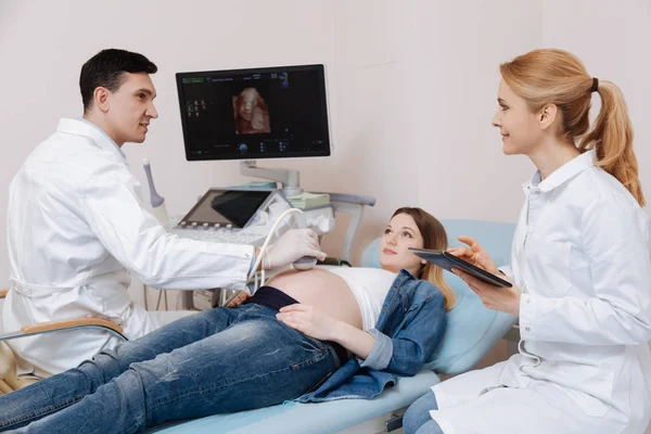 Medizincheck für schwangere Patientin — Stockfoto