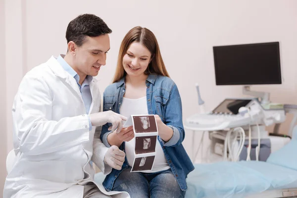 Geburtshelfer zeigt Ultraschall-Ergebnisse — Stockfoto