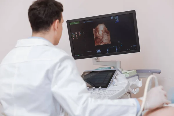 Sonographe responsable utilisant une machine à ultrasons à l'hôpital — Photo