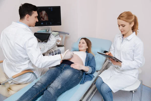 Gynecologists providing examination for pregnant woman — Stock Photo, Image