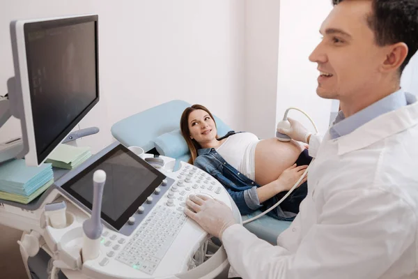 Praticante sorrindo fornecendo check-up — Fotografia de Stock