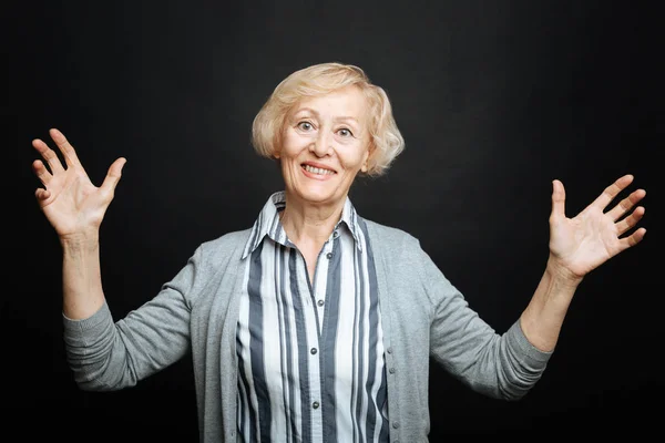 Encantada velha mulher expressando emoções no estúdio — Fotografia de Stock