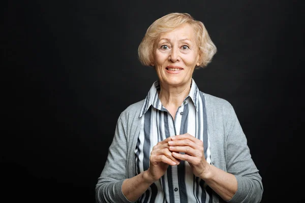 Překvapený starší žena vyjádření emocí ve studiu — Stock fotografie