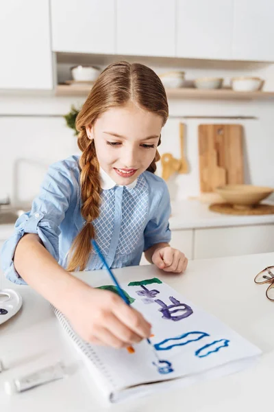 Entschlossenes talentiertes Mädchen dabei erwischt — Stockfoto