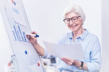 Gülümseyen kadın işçi diyagramı yapma