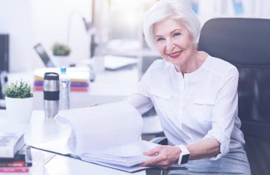 Kameraya bakarak tür gülümseyen patron