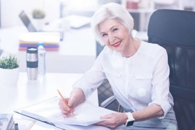 Muhteşem iş kadını ofiste çalışan