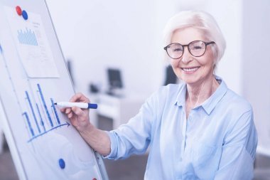 İnanılmaz bir kadın kurulu poz