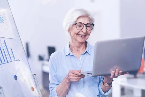 Lycklig kvinna tittar på en dator — Stockfoto