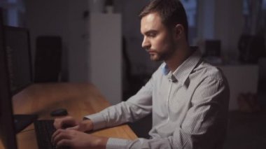 Konsantre programcı, eser dahil olmak