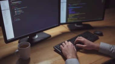 Profesyonel bu adam programlama kod yazma