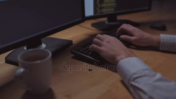 Programador profesional trabajando en el ordenador — Vídeos de Stock