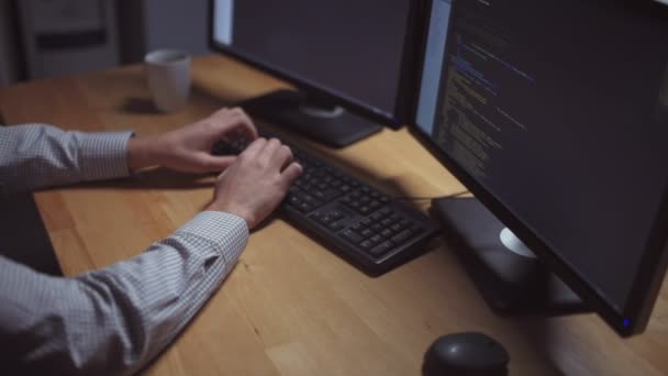 Programador freelance profesional trabajando en casa — Vídeo de stock