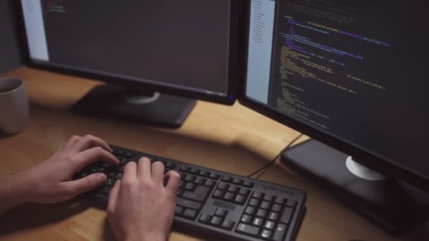 Dolly shot de concentré logiciel développeur codage 