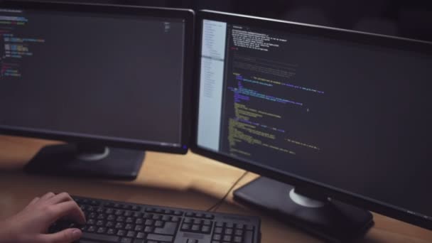 Computer language script on the monitors — Stock Video
