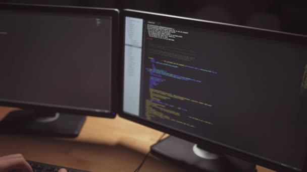 Desarrollador de software concentrado escribiendo código de programación — Vídeos de Stock