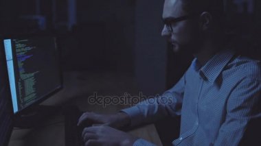 Ciddi programcı gece vardiyası sırasında çalışma