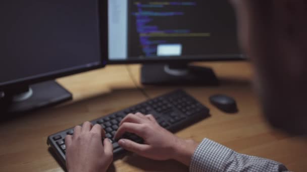 pirate professionnel organisant une attaque de serveur 