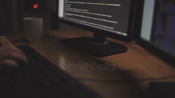 Dolly tiro de programador profissional hacking — Vídeo de Stock