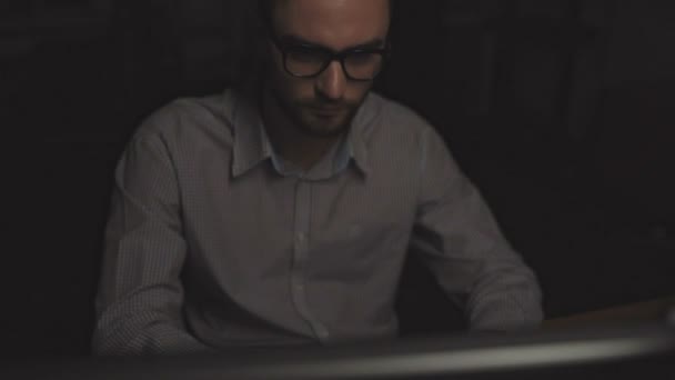 Nervöser IT-Mann programmiert nachts — Stockvideo
