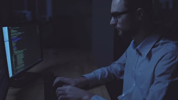 Seriöser Programmierer arbeitet während seiner Nachtschicht — Stockvideo