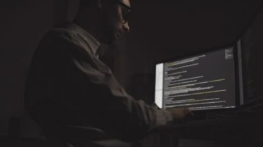 Profesyonel hacker çalışma düşük açılı görünüş