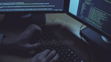 Çalışkan programcı geceleri bir kod yazma