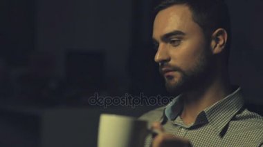 Bilgisayarda çalışan konsantre adam