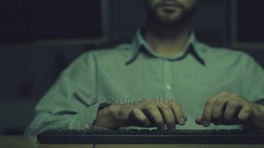 Çalışma gece ciddi düşünceli programcı